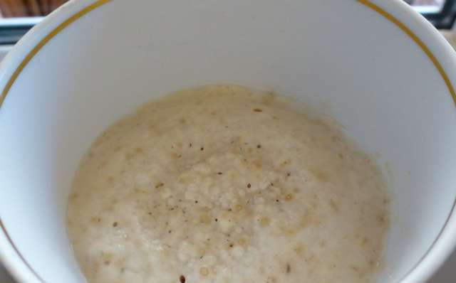 1. Этап. Пирожки с грибами и капустой: Половину теплого молока смешиваем с дрожжами и 1 ст.л. сахара. Оставляем подниматься, 10 минут.