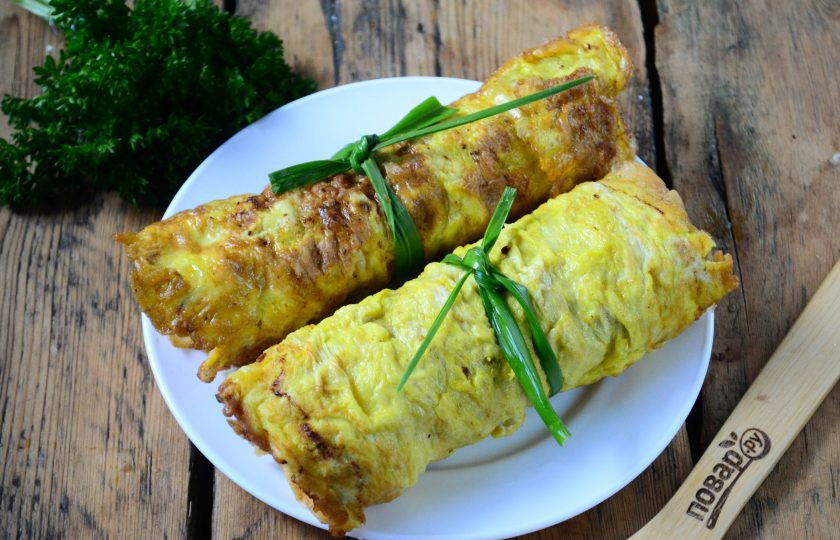 1. Этап. Бризоль в лаваше: Подавать бризоль в лаваше можно, как угодно. Можно просто завернуть его в трубочку и скрепить зеленым луком и чесноком. А можно завернуть в него какую-то начинку – свежие овощи, плавленный сырок и т. д.