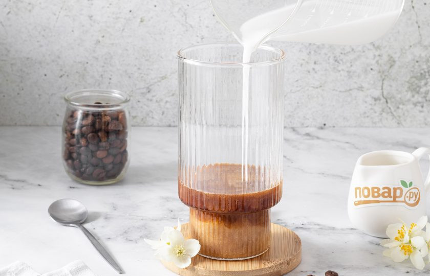 1. Этап. Молочный кофе гляссе: Влейте молоко.