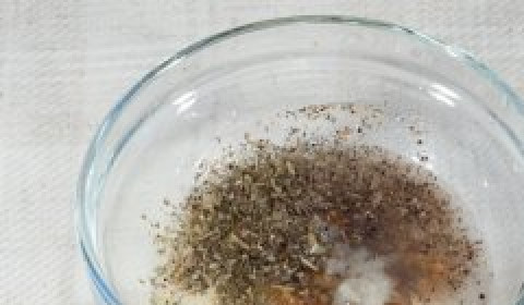 1. Этап. Салат с адыгейским сыром: Добавьте к лимонному соку горчицу, чеснок выдавленный через пресс, молотый перец. Хорошо перемешайте.