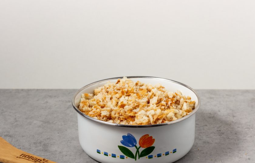 1. Этап. Куриная котлета по ГОСТу: Корки пробейте блендером и перемешайте с сухарями. Будем использовать для панировки.