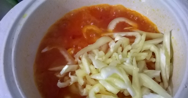 1. Этап. Домашнее лечо: 5. Нарежьте перец небольшими кусочками и добавьте его в кастрюлю к остальным ингредиентам, тушите после закипания на слабом огне 50-60 минут.