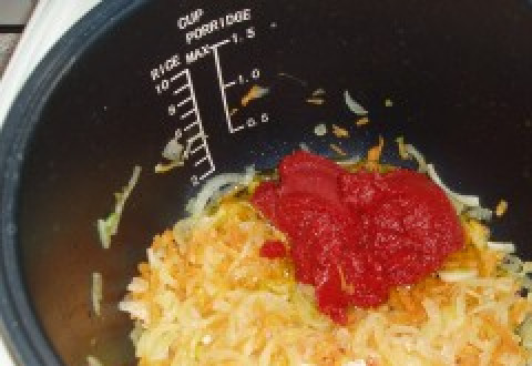 1. Этап. Солянка с курицей в мультиварке: Добавьте томатную пасту, жарьте еще 10 минут.