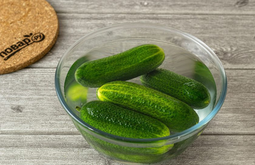 1. Этап. Огурцы на зиму с водкой: Огурцы помойте и замочите в прохладной чистой воде на 3-4 часа.