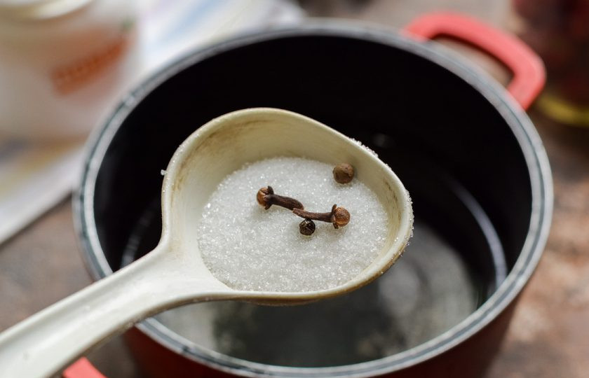 1. Этап. Маринованная клубника: В кастрюлю влейте воду и уксус, добавьте сахар, соль, специи, проварите минуту и снимите с огня.