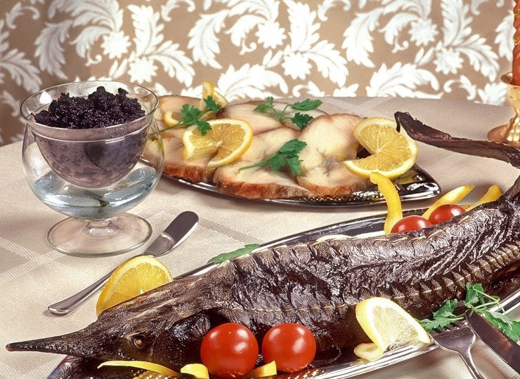 1. Этап. Рыба по-царски: Спустя указанное время фольгу открыть, а температуру увеличить до 200С. Готовить рыбу до образования румяной корочки (можно сбрызнуть растительным маслом). Подавать, выложив на плоское блюдо и сервировав дольками лимона, маринованными овощами, солеными грибами, оливками, каперсами и т.д. Приятного аппетита!