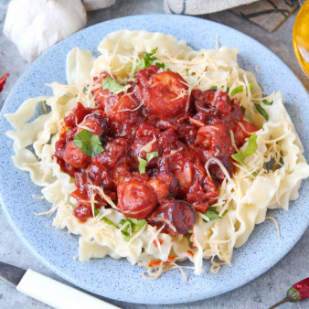 Паста с осьминогом в томатном соусе