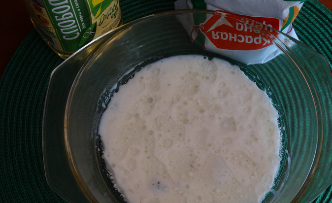 1. Этап. Дрожжевое тесто на кефире для пирожков: Следом кладем соль и сахар, как следует перемешиваем.