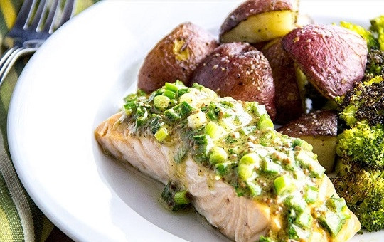 1. Этап. Красная рыба с картошкой в духовке: 6. Вот и все, аппетитное горячее блюдо для всей семьи готово к подаче. Угощайтесь!