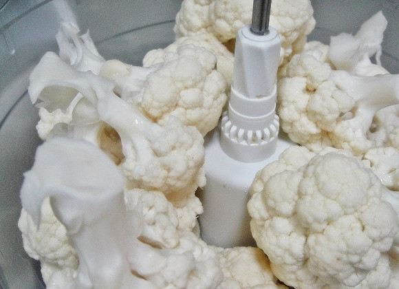 1. Этап. Салат с цветной капустой и гранатом: 2. Аккуратно отделите соцветия и измельчите в блендере.