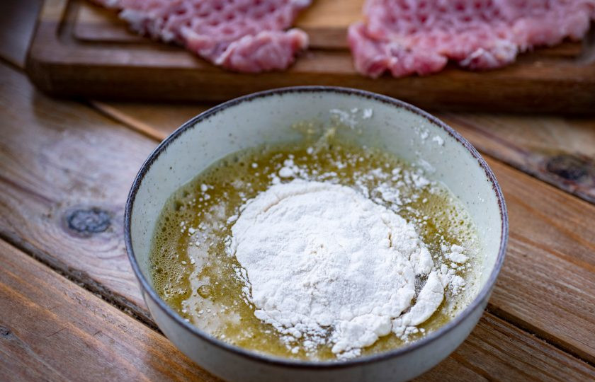 1. Этап. Отбивные с болгарским перцем: К яичной смеси добавьте муку.