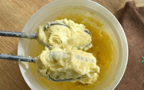 1. Этап. Элайче Гаджа: Масло взбейте миксером, постепенно добавьте сахарную пудру, кардамон и взбейте до однородности.