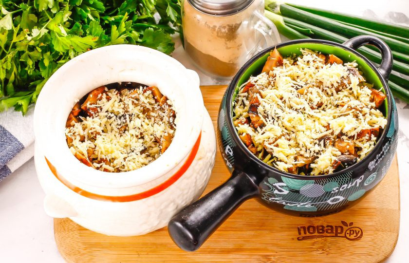 1. Этап. Пельмени по-царски: Натрите твердый сыр любого сорта на терке с мелкими ячейками. Присыпьте тертым сыром грибной слой. При желании — повторите слои.