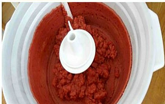 1. Этап. Сорбет из черешни: 6. Для того, чтобы цвет сорбета стал красивее и насыщеннее, можно добавить 1-2 капли пищевого красителя.