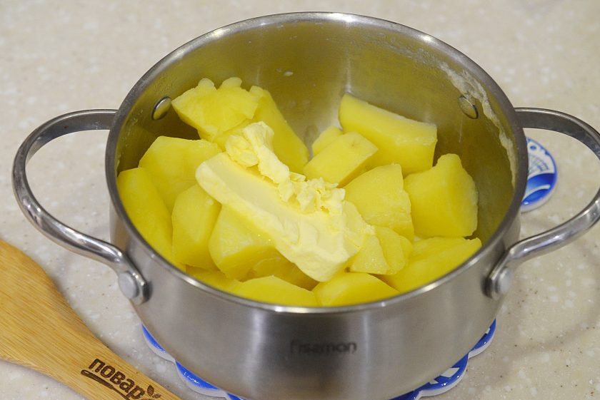 1. Этап. Свинина с грибами под шубой: 5. Картофель почистите, отварите до готовности, добавьте сливки и масло.