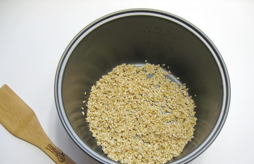 1. Этап. Ячневая каша на воде в мультиварке: Ячневую крупу тщательно помойте, пока вода не станет чистой. Выложите в чашу мультиварки.