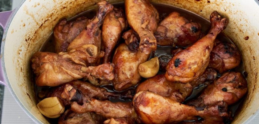 1. Этап. Куриные ножки в пикантном маринаде: 7. После приготовления голеней переложите их опять в казанок к соусу и перемешайте.