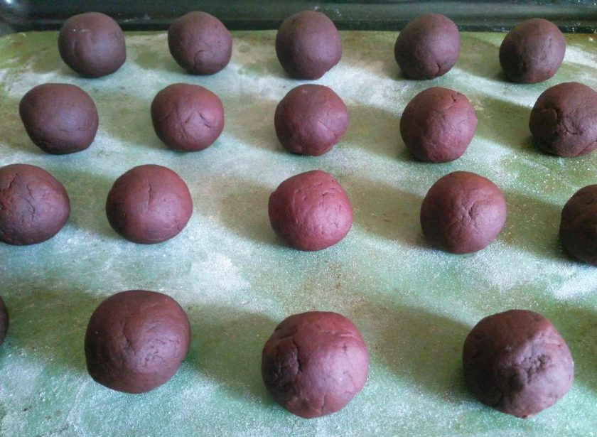 1. Этап. Трюфельные пряники: Поместите сформированные изделия на противень, слегка присыпанный мукой. Выпекайте трюфельные пряники в разогретой до 180 градусов духовке в течение 20-25 минут.