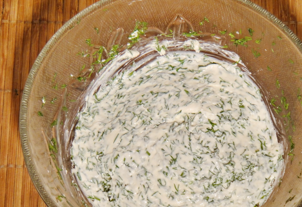 1. Этап. Лаваш, фаршированный красной рыбой: В небольшой тарелке смешиваем измельченный укроп, лимонный сок и сливочный сыр. Перемешиваем до однородной массы.