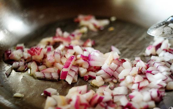 1. Этап. Паста с куриным филе и красным луком: 1. Нагреть сковороду на среднем огне. Добавить оливковое масло. Когда масло нагреется, добавить нарезанный красный лук и перемешать. Жарить на медленном огне в течение 5 минут, периодически помешивая. Добавить чеснок, перемешать и жарить в течение одной минуты.