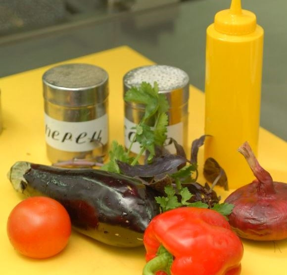 1. Этап. Салат из овощей гриль: Подготовим все необходимые ингредиенты. Затем баклажан и болгарский перец целиком обжариваем на гриле или запекаем в духовке.