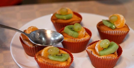 1. Этап. Маффины с Маскарпоне: 7. Достаньте готовые маффины из духовки, дайте им полностью остыть. Декорируйте свежими фруктами, после чего все залейте заранее приготовленным, быстрозастывающим желе.