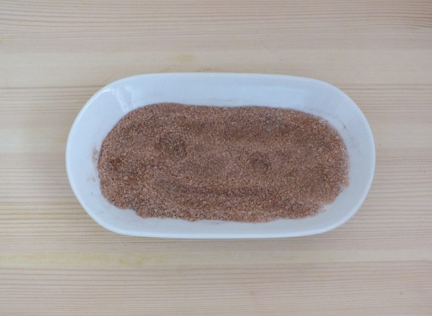 1. Этап. Печенье Сникердудль: Смешайте 2 ст.л. сахара с корицей.