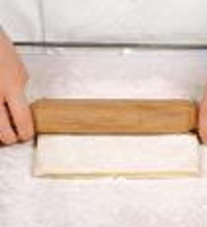 1. Этап. Фруктово-творожный торт: 1. Разморозить тесто. Желатин разделить на две части. 30 г и 15 г желатина замочить отдельно в 0,5 стакане холодной воды. Размороженное тесто раскатать в тонкий пласт.