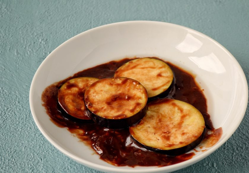 1. Этап. Стейки из баклажанов: Окуните баклажаны в соус.