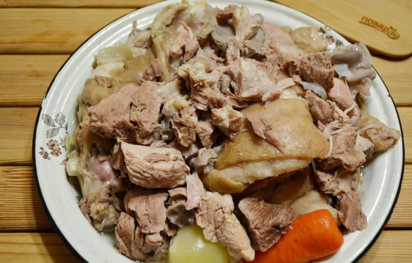 1. Этап. Холодец из свинины и говядины: 6. Все мясо с помощью шумовки достаньте на большое блюдо. Дайте ему остыть, бульон тоже откройте, пусть остывает. Очистите пару зубчиков чеснока.