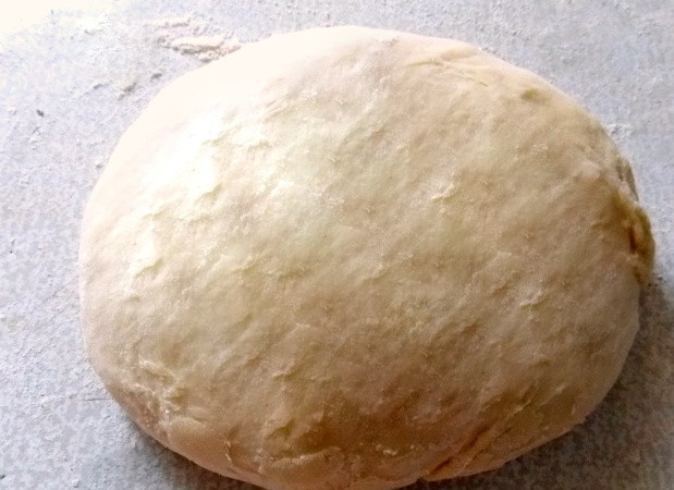 1. Этап. Открытые пирожки Ладья: Смешайте две столовые ложки муки с дрожжами и сахаром. Соедините сухую смесь с теплым молоком, перемешайте и оставьте в теплом месте на 20 минут. Затем добавьте кефир, масло и просеянную с разрыхлителем муку. Сформируйте из теста шар, выложите в смазанную маслом миску, накройте полотенцем и поставьте в теплое место для подъема.