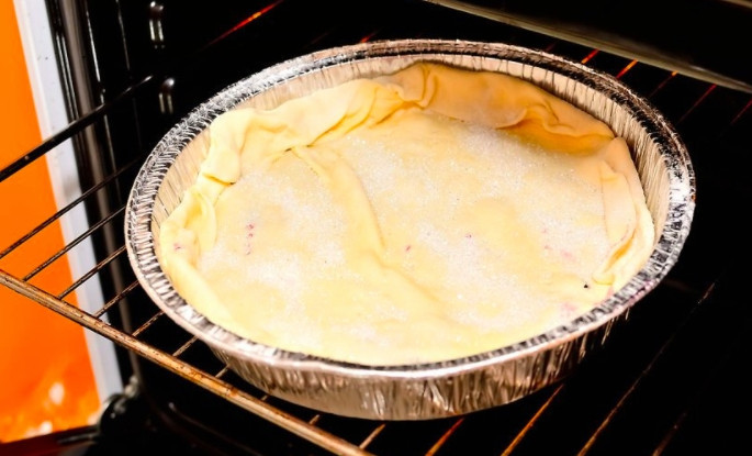 1. Этап. Вкусный пирог: Сверху насыпьте оставшийся сахар и отправьте пирог в духовку.