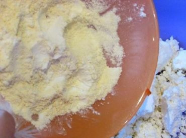 1. Этап. Запеканка из творога без манки: Добавляем кукурузный крахмал.