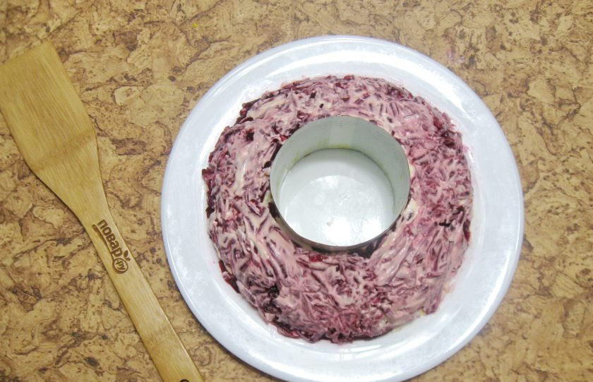 1. Этап. Салат Гранатовый браслет с языком: Посолите и смажьте майонезом.