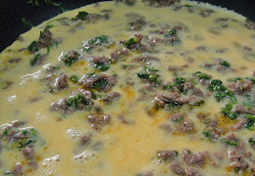 1. Этап. Омлет с мясным фаршем: Залить фарш яйцами.