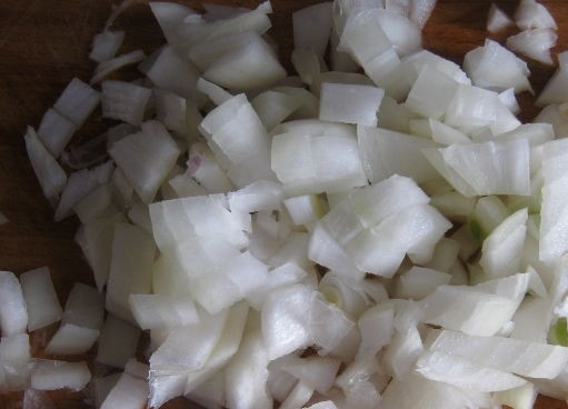 1. Этап. Салат Мимоза с консервой и сыром: 3. Репчатый лук почистите. Обдайте холодной водой. Нарежьте мелкими кусочками. Отваренный картофель очистите от шкурки. Возьмите крупную терку и натрите на ней картошку. Сваренную и охлажденную морковь очистите от шкурки. Возьмите крупную терку и натрите на ней морковку.