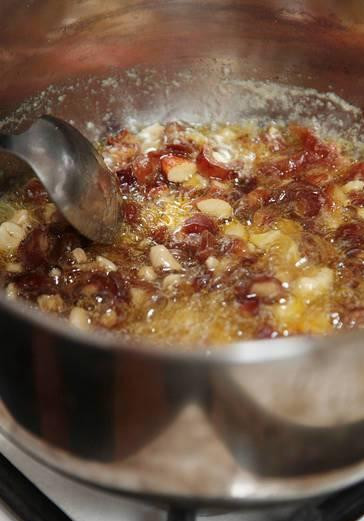 1. Этап. Халава: Все время перемешивая, обжариваем содержимое около 5-7 минут.