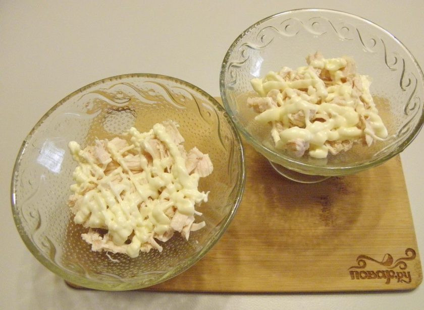 1. Этап. Салат Нежный: 2. Все ингредиенты для салата нужно измельчить. Куриное филе порежьте кубиками, яйцо мелко-мелко, сыр натрите на квадратной терке. Приступаем к сборке салата. Первый слой - курица и майонез.