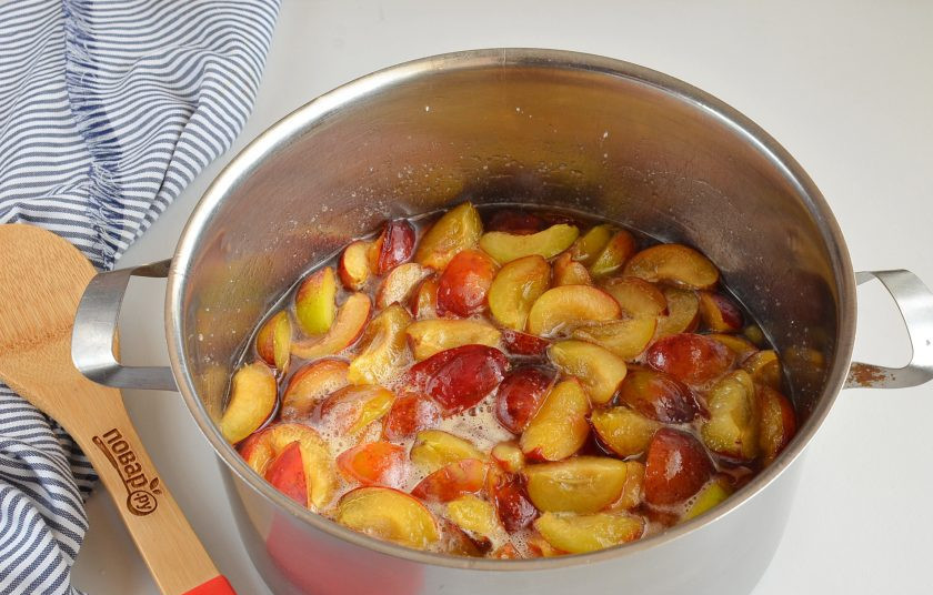 1. Этап. Сливовое варенье без косточек: Оставьте сливы в кастрюле на часик, чтобы они пустили сок, и сахар растаял. Доведите до кипения, проварите 5 минут. Снимите с огня и дайте часик-другой остыть. Повторите 3-4 раза эту процедуру.