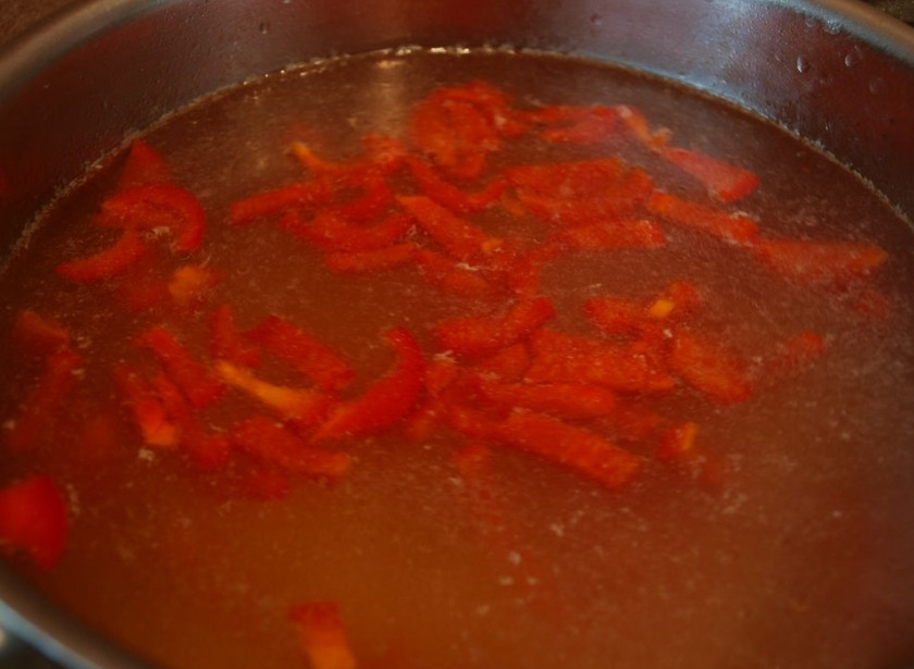 1. Этап. Венгерская уха: В процеженный рыбный бульон добавляем подготовленные картофель и перец. Варим минут 5-6.