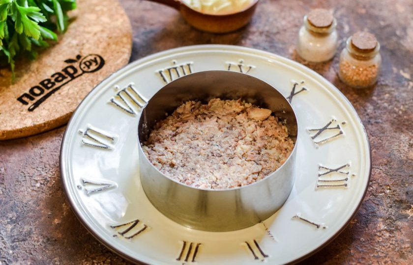 1. Этап. Салат Полтавский: Выложите в салат рыбу первым слоем. Каждый слой салата смазывайте майонезом.