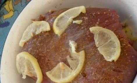 1. Этап. Телятина в мультиварке: Далее мы выкладываем на мясо пару долек лимона и поливаем его лимонным соком. Ставим телятину в холодильник на 3-4 часа мариноваться.