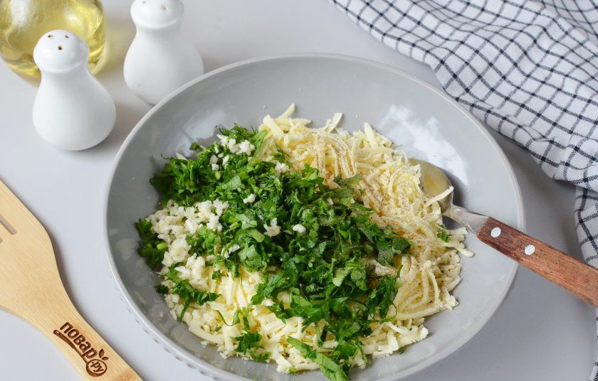 1. Этап. Пирожки в лаваше: Добавьте мелко рубленую зелень укропа и петрушки, измельченный чеснок, соль и перец черный молотый.