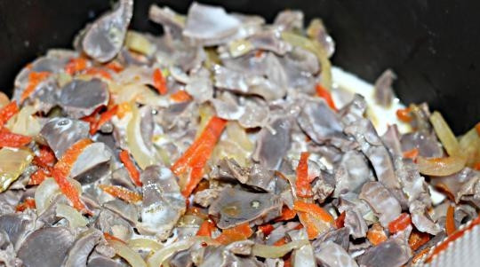 1. Этап. Желудки куриные, тушенные в сливках: Затем в мультиварку отправьте желудочки, сливки и муку.