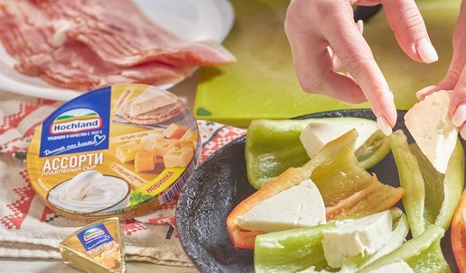 1. Этап. Фаршированные перчики: В половинки перца положить треугольники сыра.