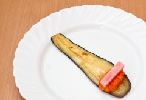 1. Этап. Канапе из баклажанов: 3. Чуть остудим баклажаны (промокните их бумажным полотенцем, если жарили на масле). Выкладываем на краешек томатно-морковную пасту и кусочек ветчины. Сворачиваем рулетом.