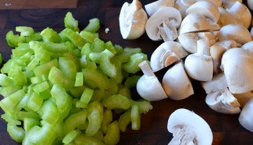 1. Этап. Рецепт вкусного мясного пирога: Грибы и сельдерей промойте и порежьте.