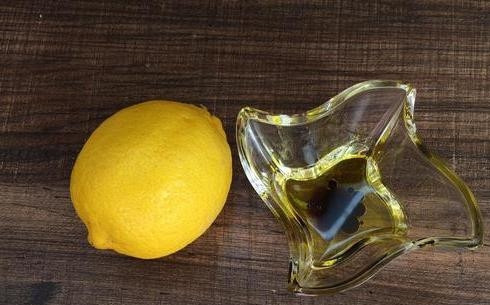 1. Этап. Овощной слоеный салат: Приготовим заправку: в небольшой посуде смешаем оставшееся оливковое масло, бальзамический уксус, сок одного лимона и черный перец.