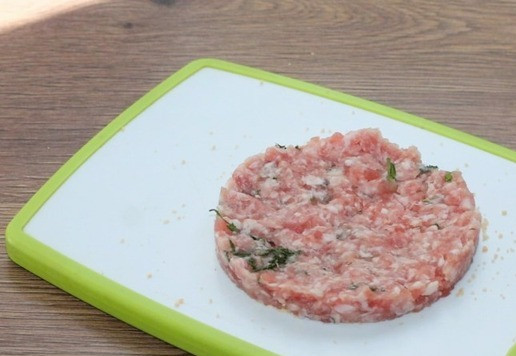 1. Этап. Дружбургер с котлетой и сыром: 3. Сформировать из фарша котлету. Котлета должна быть немного шире, чем булочка, т. к. после обжаривания она немного уменьшится.