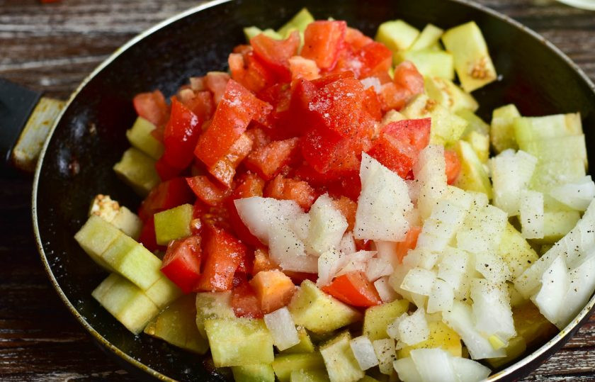 1. Этап. Овощное рагу без уксуса на зиму: Добавьте соль, сахар, перец черный молотый. Влейте растительное масло.